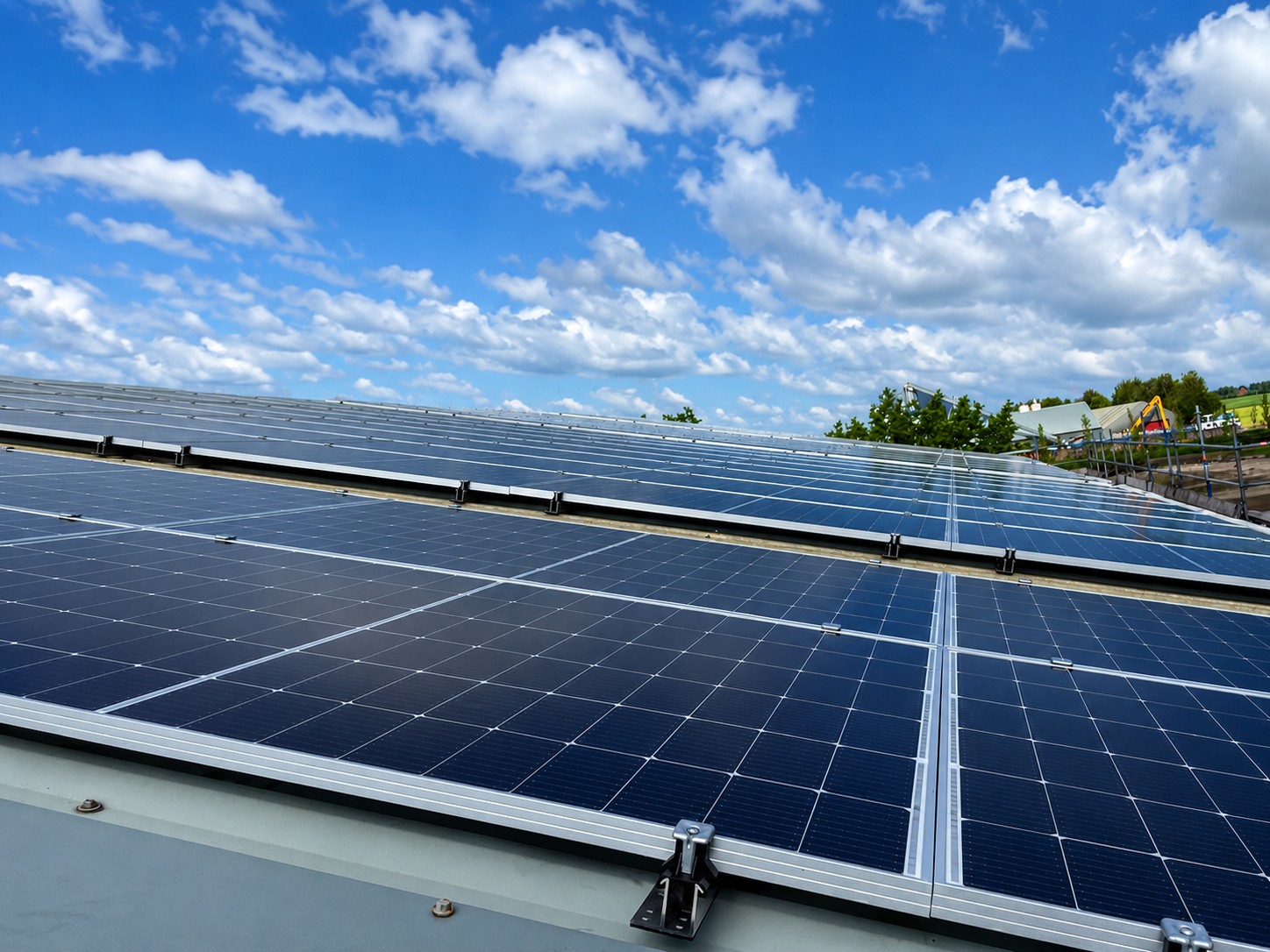138 zonnepanelen op een bedrijfspand in Heeg
